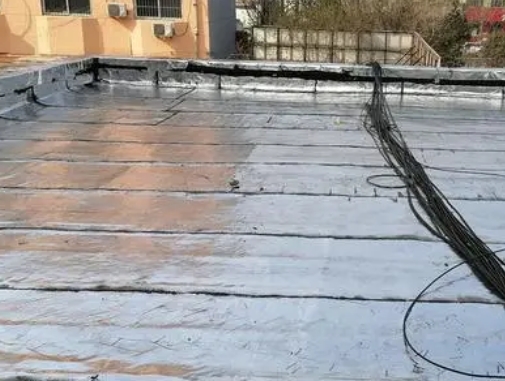 津市卫生间漏水维修公司分享下津市屋面楼顶防水刚性防水层施工要点。